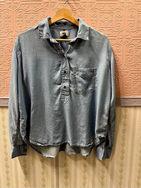 Old Navy Denim-Style Button Down in Blue Size XS Like New